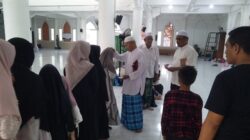 Tokoh masyarakat Gampong Mulia yang juga jamaah masjid Al-Mukarramah didampingi Plt.Ketua BKM Al-Mukarramah Zulfikar dan tokoh masyarakat lainnya, menyerahkan santunan anak yatim dalam rangka moment 18 tahun tsunami, di masjid Al-Mukarramah, Gampong Mulia, Banda Aceh, Senin (26/12/22). Waspada/T.Mansursyah)