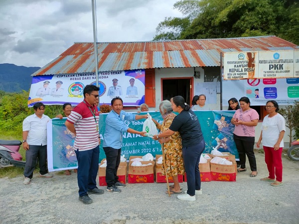 TPL salurkan paket Natal melalui aparat desa kepada warga yang berada di sekitar wilayah operasional perusahaan. Waspada/Ist