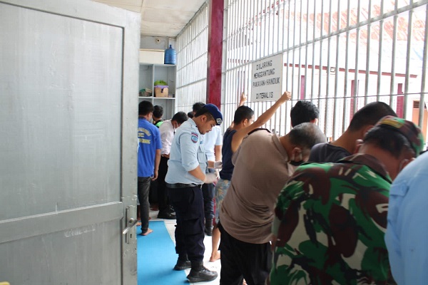 Petugas Lapas Kelas IIB Siborong-borong bekerjasama dengan TNI/Polri saat melakukan razia ke seluruh blok kamar hunian warga binaan pemasyarakatan (WBP) Lapas setempat. Waspada.Id/ist
