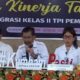 Kepala Kantor Imigrasi Kelas II TPI Pematang Siantar Mulyadi (tengah) bersama stafnya menyampaikan capaian kinerja mereka pada 2022 seperti penerbitan paspor sampai 26 Desember 2022 mencapai 1.411 persen atau 14 kali lipat kepada wartawan di Kanim, Jl. Medan, Rabu (28/12).(Waspada-Edoard Sinaga).