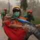 Petugas mengevakuasi seorang warga saat Gunung Api Semeru meluncurkan Awan Panas Guguran (APG) di Lumajang, Jawa Timur, Minggu (4/12). Antara