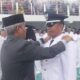 Plt Bupati Palas drg. H. Ahmad Zarnawi Pasaribu, melantik 102 Kades terpilih tahap dua 2022, Rabu (28/12) (Waspada/Muhammad Satio)