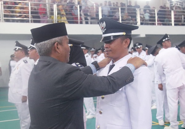 Plt Bupati Palas drg. H. Ahmad Zarnawi Pasaribu, melantik 102 Kades terpilih tahap dua 2022, Rabu (28/12) (Waspada/Muhammad Satio)