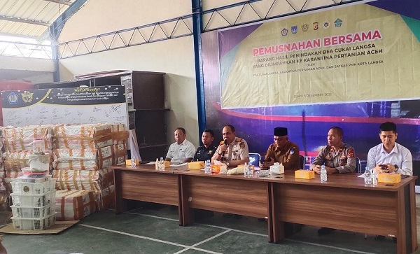 Bea Cukai Langsa, bersama Karantina Pertanian Aceh dan Satgas PMK Kota Langsa saat melakukan pemusnahan bersama hasil penindakan Bea Cukai Langsa yang dilimpahkan ke Karantina Pertanian Aceh di kantor Bea Cukai Langsa, Senin (5/12). Waspada/dede