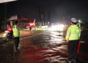 Meski Hujan, Kapolres Simalungun Turun Langsung Atur Lalin Di Tol Sinaksak