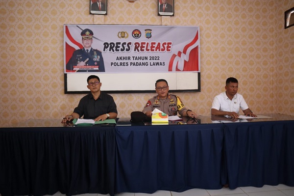 Kapolres Padanglawas, AKBP Indra Yanitra Irawan, SIK, M.Si didampingi Kasat Resnarkoba, AKP. Agus M. Butar Butar, SH dan Kasat Reserse, Iptu. Hitler Hutagalung, SH,MH. (Waspada/Ist)