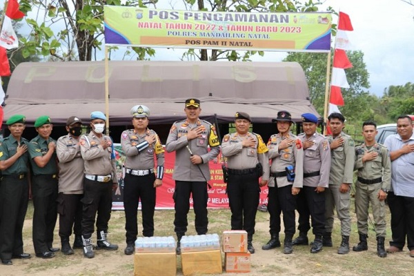 Kapolres Madina AKBP Muhammad Reza Chairul Akbar Sidiq didampingi petinggi Polres mengecek kesiapan personel bertugas di pos pengamanan tempat wisata pantai Kapling Natal. Waspada.id/dok