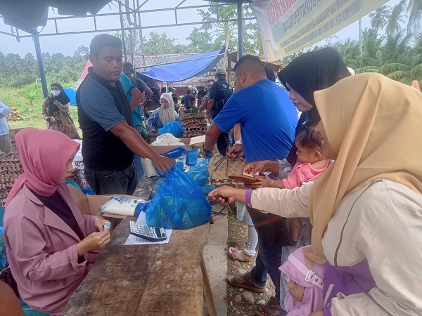 Kegiatan pasar Sembako murah, telah membantu warga kawasan Irigasi Krueng Pase, Aceh Utara, memenuhi kebutuhan keluarga. (Waspada/Zainal Abidin)