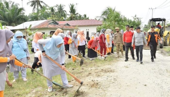 Bupati Zahir Turun Gotong Royong, Berikan Bantuan Warga