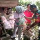 Ketua Persit Kartika Chandra Kirana Cabang XXI Kodim 0104/Aceh Timur, Ny. Nita Agus Al Fauzi bersama pengurus saat menyalurkan bantuan sembako kepada kaum dhuafa dan warga kurang mampu di Desa Buket Meutuah, Kecamatan Langsa Timur, Kota Langsa, Jumat (30/12). Waspada/dede