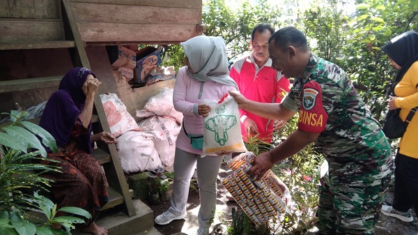 Ketua Persit Kartika Chandra Kirana Cabang XXI Kodim 0104/Aceh Timur, Ny. Nita Agus Al Fauzi bersama pengurus saat menyalurkan bantuan sembako kepada kaum dhuafa dan warga kurang mampu di Desa Buket Meutuah, Kecamatan Langsa Timur, Kota Langsa, Jumat (30/12). Waspada/dede