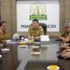 Pj. Gubernur Aceh, Achmad Marzuki, didampingi Sekda Aceh, Bustami, beserta perwakilan unsur Forkopimda Aceh dan Kepala SKPA terkait, mengikuti Rapat Koordinasi Pengendalian Inflasi Daerah bersama Kementerian Dalam Negeri secara virtual, di Meuligoe Gubernur Aceh, Senin (5/12). (Waspada/Zafrullah)