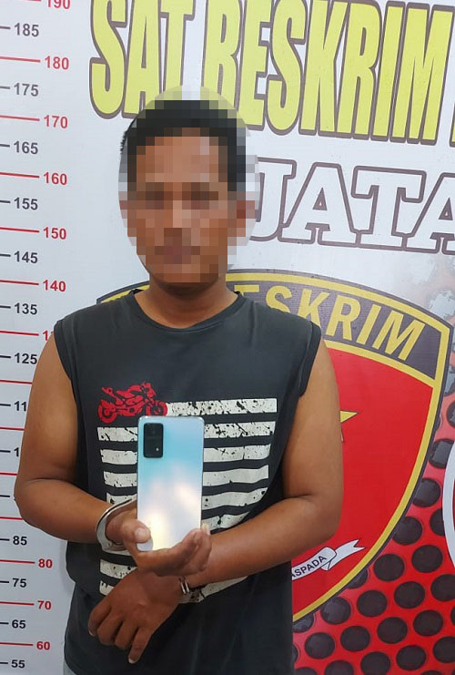 Tersangka jambret HP HMD , yang beraksi di siang bolong, berhasil diringkus petugas dalam enam jam. (Waspada/Ist)