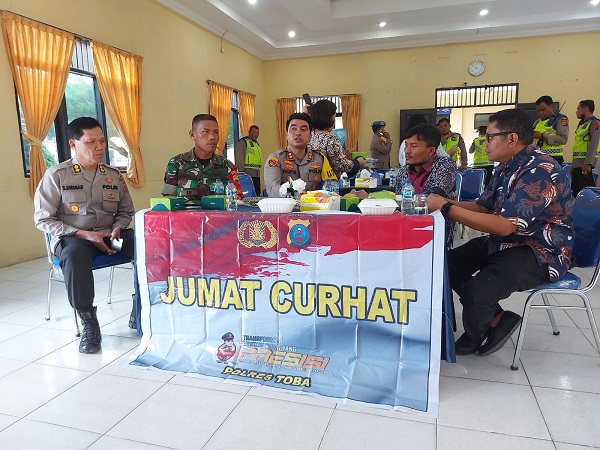 Kapolres Toba AKBP Taufiq Hidayat Thayep, SH. S.I.K., menerima kunjungan Forum Komunikasi Antar Daerah (Forkopimda) dalam rangka Jumat Curhat yang digelar di aula Mapolres Toba, Jumat (30/12). Waspada/Ist