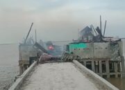 Marah Akses Jalan Diputus, Warga Bakar Gudang Dan Excavator Milik Akok