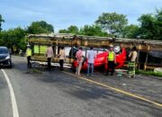 Truk Gendong Empat Unit SUV Terbalik Di Kaki Gunug Seulawah