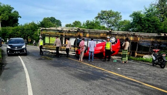 Truk Gendong Empat Unit SUV Terbalik Di Kaki Gunug Seulawah