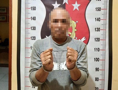 Tersangka dan barang bukti sepedamotor saat diamankan di Mapolsek Langsa Barat, Senin (5/12). Waspada/dede