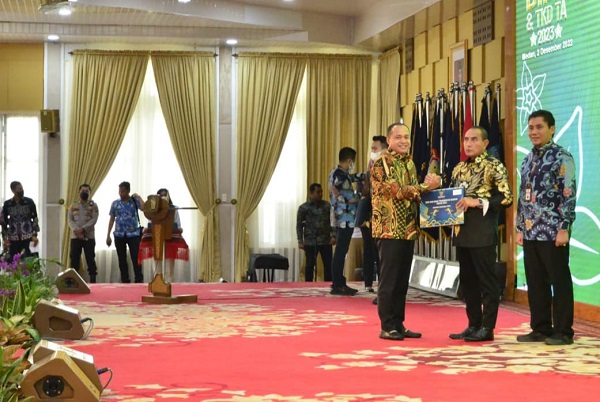 BUPATI Batubara Ir. H. Zahir, M.AP., saar menerima DIPA dan TKD tahun 2023 yang diserahkan Gubsu Edy Rahmayadi.Waspada/Ist