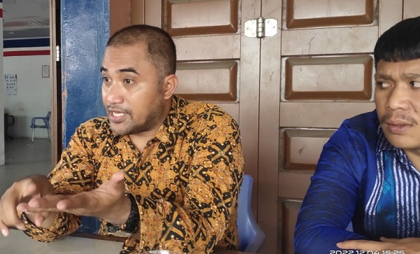 Ketua YARA Pusat Safaruddin SH, didampingi Ketua YARA Perwakilan Abdya Suhaimi N SH. Waspada/Syafrizal