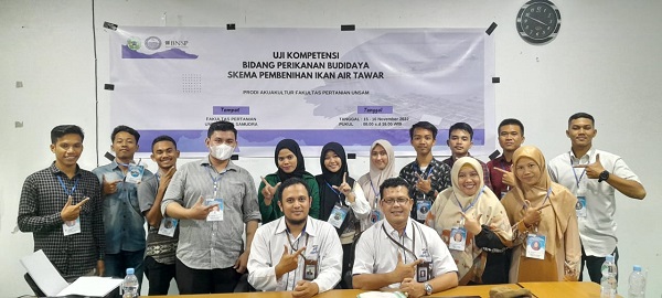 Peserta Uji Sertifikasi Kompetensi dan Asesor BNSP foto bersama, Senin (5/12). Waspada/dede