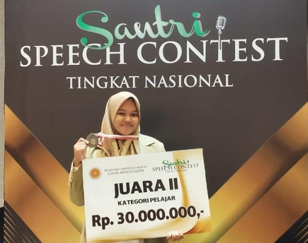 Santri Madrasah Ulumul Qur’an (MUQ) Yayasan Dayah Bustanul Ulum Langsa, Najwa Al-Haq Al-Fiqariyyah saat berhasil meraih juara II National Speech Contest 2022 yang digelar di Hotel Mercure, Surabaya Sabtu, 3 Desember 2022. Waspada/ist