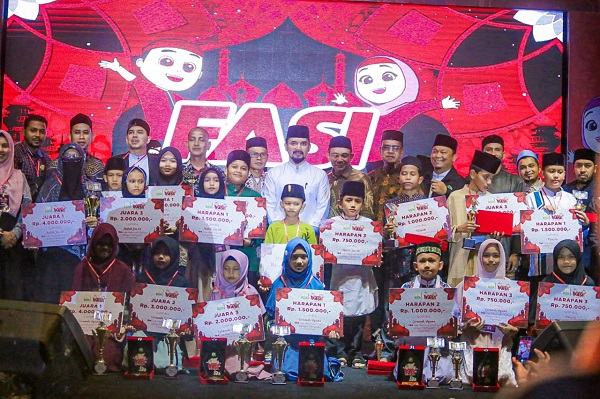 JUARA FASI: Ketua Komisi I DPR Aceh, Iskandar Usman Al Farlaky S.Hi (tengah berpeci), berfoto dengan seluruh panitia dan peserta pemenang lomba FASI Kabupaten Aceh Timur di Lapangan Upacara Pusat Pemkab Aceh Timur di Idi, Minggu (4/12). Waspada/M Ishak