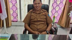 Tampak Kabid Pembinaan Ketenagaan (Disdikbud), Tatang Warandana Harahap SST, M.CIO, saat memanggil para pihak untuk melakukan pembinaan terhadap kisruh SDN 3 Langsa di ruangannya, Senin (5/12). Waspada/Rapian