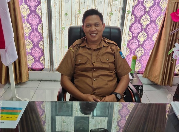 Tampak Kabid Pembinaan Ketenagaan (Disdikbud), Tatang Warandana Harahap SST, M.CIO, saat memanggil para pihak untuk melakukan pembinaan terhadap kisruh SDN 3 Langsa di ruangannya, Senin (5/12). Waspada/Rapian