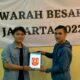 MUHAD Alfianda Nasution (kiri) menerima Plakat HMS Jakarta. Waspada/Ist