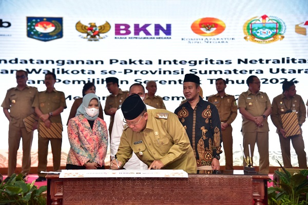 Wakil Wali Kota (Wawako) Padang Sidempuan Ir. H. Arwin Siregar bersama tandatangani fakta integritas netralitas ASN dalam Pemilu serentak Tahun 2024, Senin (5/12).Waspada/ist