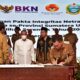 Bupati Toba, Poltak Sitorus menandatangani Pakta Integritas netralitas Aparatur Sipil Negara (ASN) pada pelaksanaan Pemilu serentak 2024. Waspada/Ist
