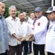 BUPATI Batubara Ir. H. Zahir, M.AP pada gotong royong bersama masyarakat untuk menjaga kebersihan demi terciptanya lingkungan sehat di Desa Pakam, Kecamatan Medang Deras.Waspada/Iwan Has