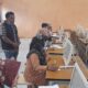 Tarmizi, Ketua Divisi Sosialisasi, Pendidikan Pemilih, Parmas dan SDM KIP Abdya, saat memantau jalannya ujian CAT peserta calon anggota PPK. Rabu (7/1). Waspada/Syafrizal