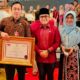 Direktur RSUDZA, Isra Firmansyah (kiri), foto bersama Menteri PANRB, Azwar Anas, usai menerima piagam penghargaan pada acara Penganugerahan Bersama Pelayanan Publik dan Reformasi Birokrasi di Jakarta, Selasa (6/12). (Waspada/Ist)