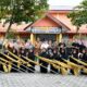Pj Wali Kota Banda Aceh, Bakri Siddiq, berfoto bersama tim Drum Band Gita Bahana SMPN 17 Banda Aceh usai acara penglepasan menuju MWBC 2022 di Malaysia. (Waspada/Zafrullah)