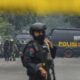 Anggota Gegana Polda Jabar melakukan sterilisasi tempat kejadian perkara dugaan bom bunuh diri di Polsek Astana Anyar, Bandung, Jawa Barat, Rabu (7/12). Antara