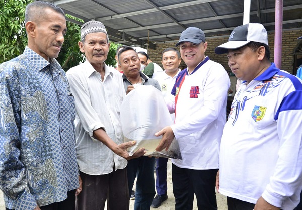BUPATI Batubara Ir. H. Zahir, M.AP pada gotong royong bersama masyarakat untuk menjaga kebersihan demi terciptanya lingkungan sehat di Desa Pakam, Kecamatan Medang Deras.Waspada/Iwan Has