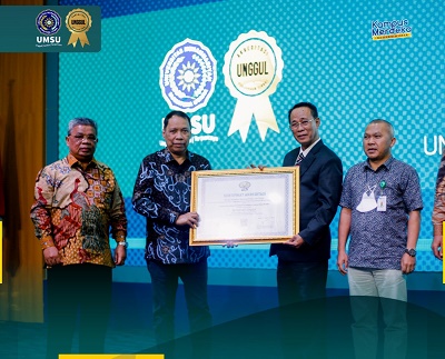 REKTOR UMSU, Prof Agussani menyerahkan sertifikat akreditasi unggul kepada Direktur Pascasarjana, Prof. Dr. Triono Edy, SH. M. Hum. Waspada/Ist