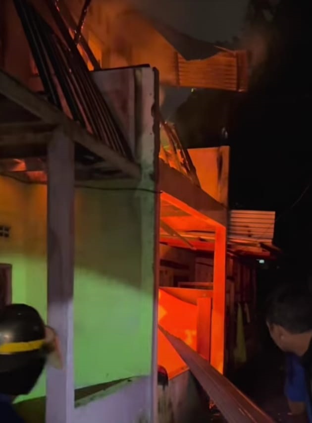 RUMAH di Jl. Brigjen Katamso Gang Sempurna, Kelurahan Sei Mati, Medan Maimun terbakar, Minggu (25/12) dini hari. Waspada/Ist