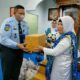 SEKRETARIS BKMT Kec Medan Johor, Hj. Nunung Ismayanti, MA menyerahkan tali asih kepada pihak Lapas. Waspada/ist