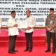 DIRUT PT. Bank Sumut Rahmat Fadillah Pohan saat menyerahkan zakat dihimpun PT. Bank Sumut berasal dari pegawai yang beragama Islam di lingkungan PT. Bank Sumut kepada Ketua Baznas Provinsi Sumatera Utara Prof. Dr. H. Mohd. Hatta. Waspada/ist