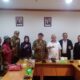 KETUA Komisi E DPRDSU Syamsul Qamar didampingi anggota Tuahman Purba dan Anita Lubis berfoto bersama Ketua KSBN Ir H Soekirman dan jajaran di ruang dewan, Selasa (20/12). Waspada/Partono Budy