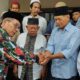 SEKDA Mada Laskar Merah Putih Sumut Ir OK Fadhillah menyerahkan kunci mobil ambulans kepada Ketua BKM Masjid Al Ishlah M Arifin Yus disaksikan pengurus BKM lainnya serta jamaah Masjid Al Ishlah Jl. Pukat V Kelurahan Bantan Timur Kecamatan Medan Tembung, Jumat (2/12). Waspada/Andi Aria Tirtayasa