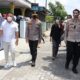 KAPOLRESTABES Medan Kombes Pol Valentino Alfa Tatareda S melaksanakan patroli jalan kaki di pemukiman warga di Kecamatan Medan Sunggal, Kota Medan, Kamis (1/12). Waspada/Ist