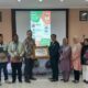 DEKAN Fakultas Hukum Universitas Medan Area (UMA) Dr M. Citra Ramadhan, SH, MH (tengah kiri) saat serah terima sertifikat Presiden FHP Law School Satria Utama didampingi fungsionaris FH UMA usai seminar di Conference Room Prof. Dr Ali Ya’kub Matondang, MA Kampus 1 UMA. Waspada/ist