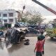 MOBIL pick-up terjungkal dengan posisi melintang di Jl. KL Yos Sudarso Km 16 Simpang Kantor Kelurahan Martubung Kecamatan Medan Labuhan sedang dipindahkan ke pinggir jalan raya, Senin (5/12). Waspada/Ist