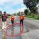 RUAS Jalinsum di Desa Sei Buluh, Kecamatan Teluk Mengkudu, Sergai, yang terlihat ada lubang besar. Waspada/Ist