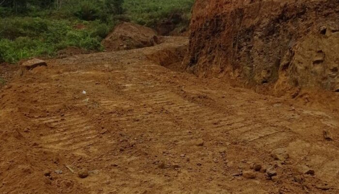 Anggota DPRDSU Berjanji Berikan Bantuan Perbaikan Jalan Di Desa Janjiraja – Holbung, Samosir