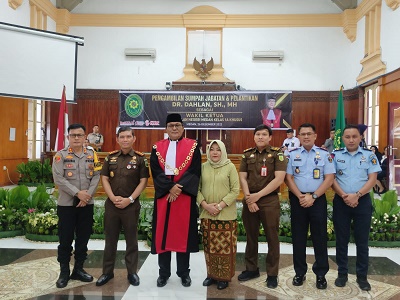 WAKIL Ketua PN Medan Dr Dahlan usai dilantik di Ruang Cakra Utama PN Medan, Senin (26/12). Waspada/ist